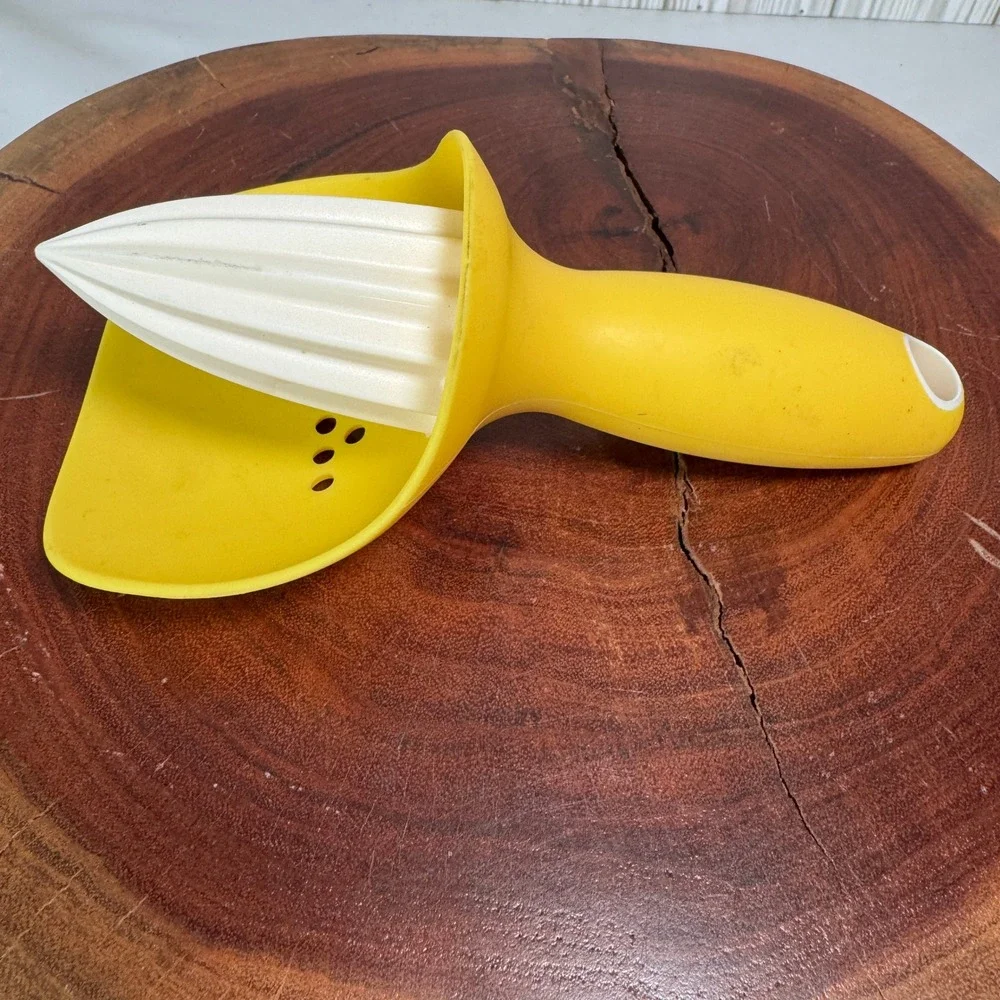 Joseph Joseph Catcher Citrus Juicer Yellow Hand Squeezer with Seed Strainer